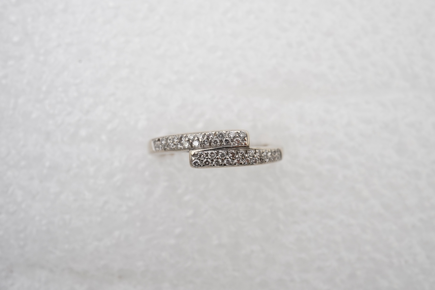 A diamond crossover ring
